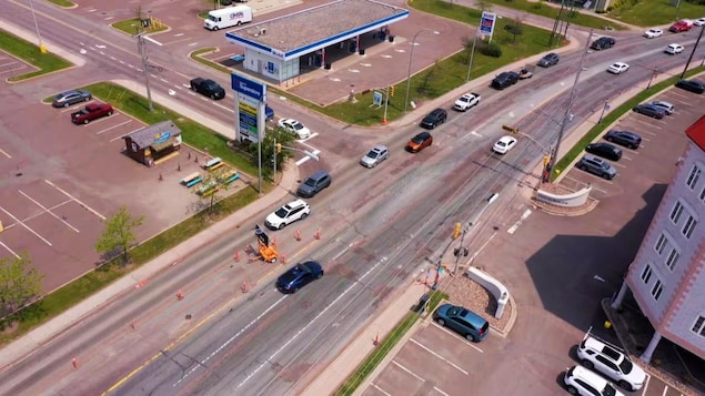 Une longue file de voiture dans la rue.