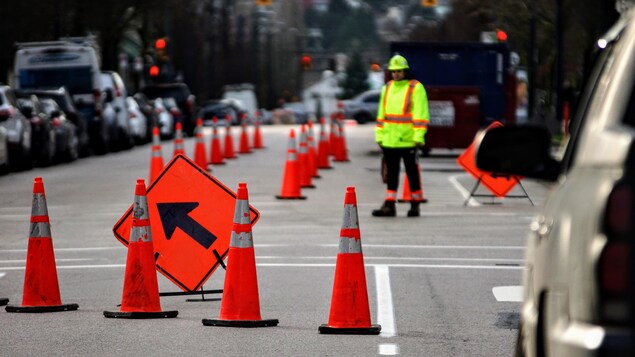 Une ouvrière veille à ce que les automobilistes respectent les déviations engendrées par les travaux.