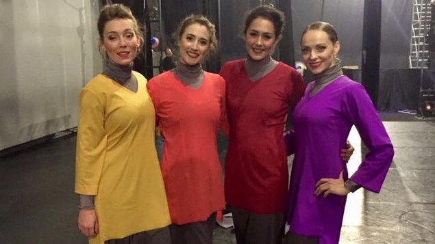 Des acrobates du Cirque Éloize dans les coulisses, en Arabie Saoudite. Des acrobates du Cirque Éloize dans les coulisses, en Arabie Saoudite.