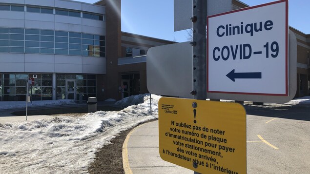 Un panneau indiquant la direction d'une clinique de dépistage de la COVID-19.