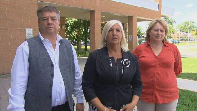 Trois personnes répondent aux questions de journalistes. Trois personnes répondent aux questions de journalistes.