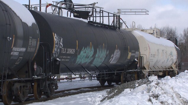 Une citerne de propane de la compagnie Wilson Fuel, acheminée par train.