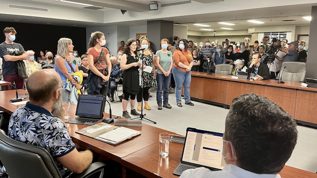 Arsenic : une centaine de citoyens se mobilisent au conseil municipal de Rouyn-Noranda
