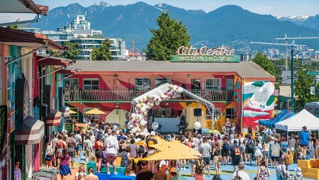 Un marché de Noël au motel transformé en studios d’artistes à Vancouver