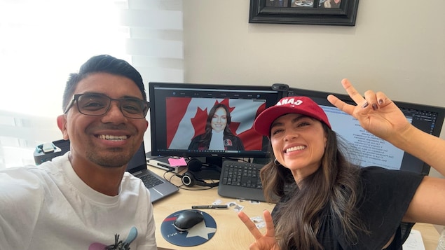 Sandra Wilchez et Andrés Ariza le jour de leur cérémonie virtuelle d'obtention de la citoyenneté canadienne . À l'arrière-plan, sur l'écran, la juge Rania Sfeir qui les a assermentés.