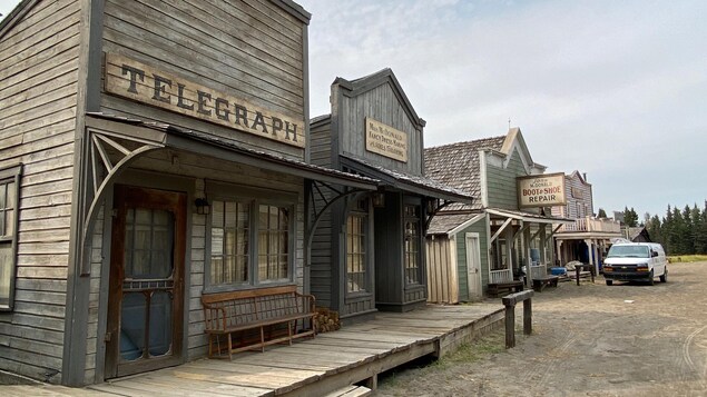 Décor permanent d'une rue qui s'apparente au western, près de Calgary, de la compagnie CL Western Town
