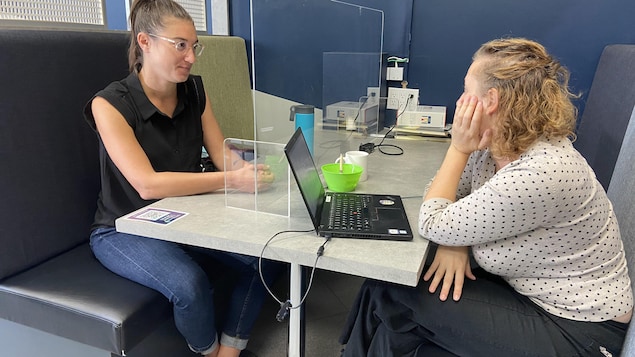 Clara discute avec une jeune femme qui travaille au Carrefour jeunesse emploi.