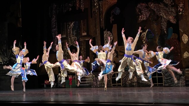 Plusieurs danseurs sautent sur la scène. Plusieurs danseurs sautent sur la scène.