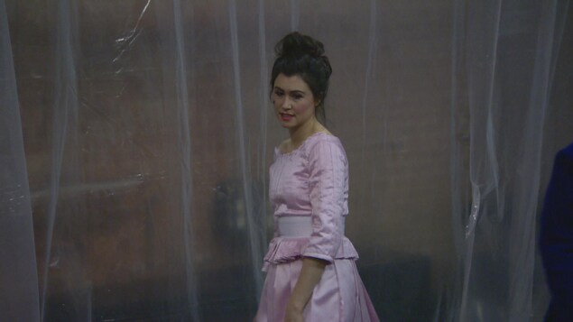 Valérie Descheneaux incarne Clarice dans la pièce. Elle porte une robe rose pâle Valérie Descheneaux incarne Clarice dans la pièce. Elle porte une robe rose pâle