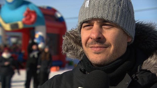 L'humoriste et invité spécial de la journée, Pierre Hébert, accorde une entrevue à Radio-Canada.