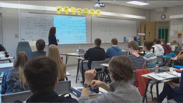Une enseignants devant ses élèves