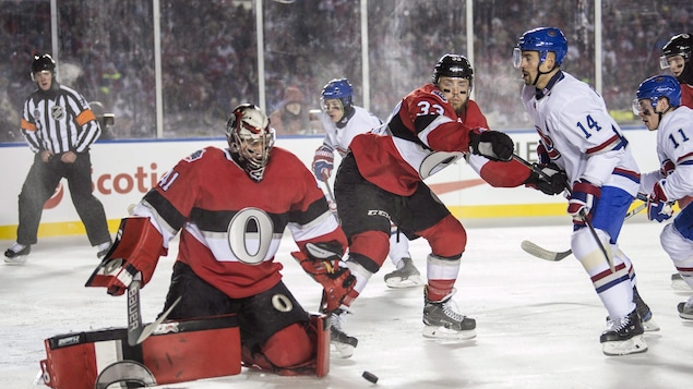 Le gardien des Sénateurs Craig Anderson fait un arrêt devant Tomas Plekanec. Le gardien des Sénateurs Craig Anderson fait un arrêt devant Tomas Plekanec.
