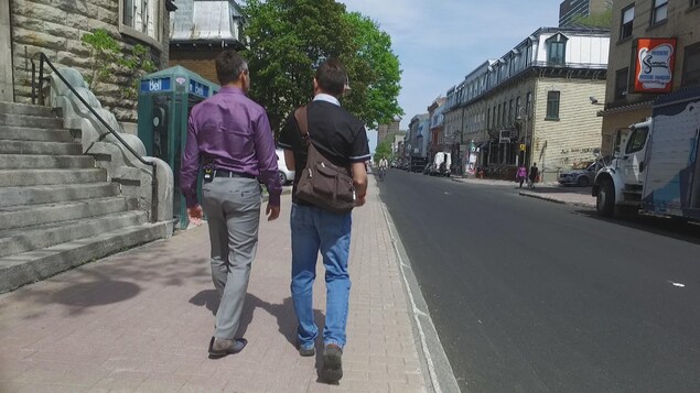 Bruno Savard marche avec Claude Barabé sur la rue Saint-Jean. Bruno Savard marche avec Claude Barabé sur la rue Saint-Jean.