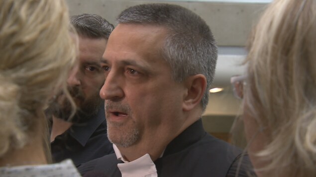 Me Claude Dussault répond aux questions des journalistes. Me Claude Dussault répond aux questions des journalistes.