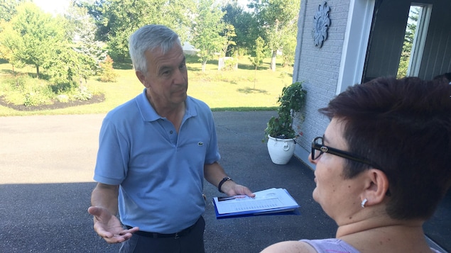 Le progressiste-conservateur Claude Landry multiplie les visites à domicile en abordant la question des soins de santé. Le progressiste-conservateur Claude Landry multiplie les visites à domicile en abordant la question des soins de santé.