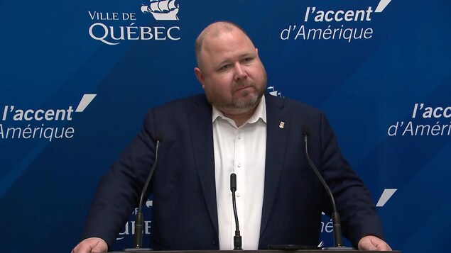 Claude Villeneuve lors d'un point de presse à l'hôtel de ville de Québec.