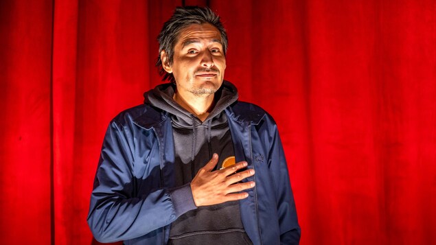 La gifle théâtrale de Cliff Cardinal sur les reconnaissances territoriales autochtones