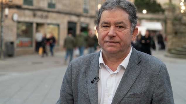 Un homme en complet gris.