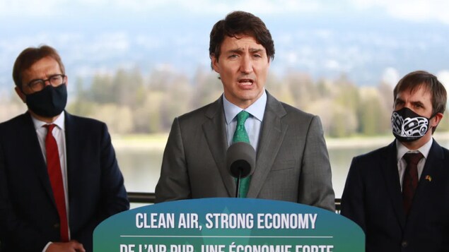 Le premier ministre Justin Trudeau est accompagné par ses ministres Jonathan Wilkinson et Steven Guilbeault.