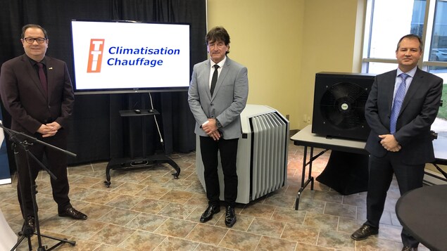 Des représentants de la Ville et de l'entreprise TTI Climatisation chuauffage lors d'une conférence de presse.