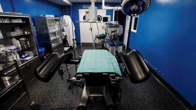 Un siège chirurgical dans une salle d'opération vide. 