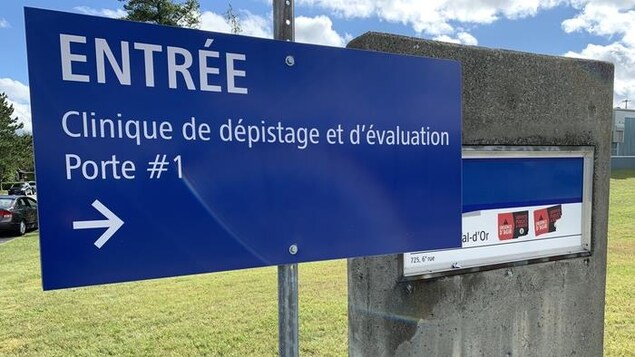 Une affiche près de l'entrée de l'hôpital de Val-d'Or indique où se trouve la clinique de dépistage.