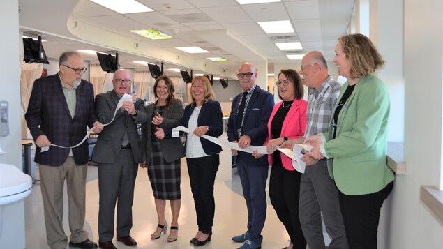 La clinique rénovée d'oncologie de l'Hôpital de l'Enfant-Jésus de Caraquet a été inaugurée en présence de plusieurs dignataires, dont le ministre de la Santé Bruce Fitch (deuxième à gauche).