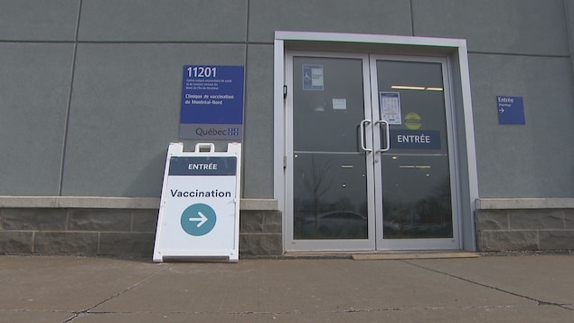 L'entrée de la clinique de vaccination contre la COVID-19 de Montréal-Nord.