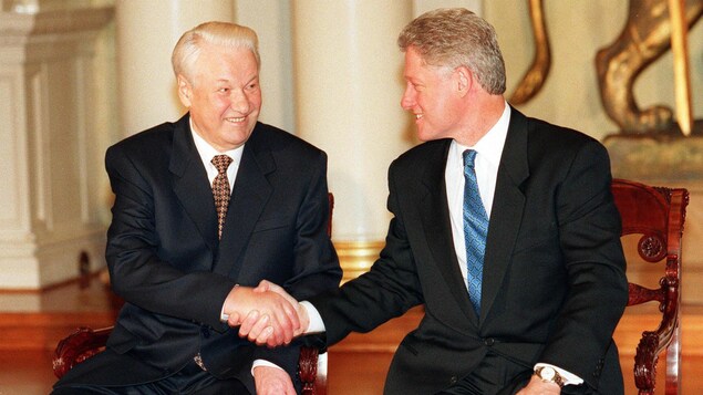 Boris Eltsine et Bill Clinton se serrent la main. Boris Eltsine et Bill Clinton se serrent la main.
