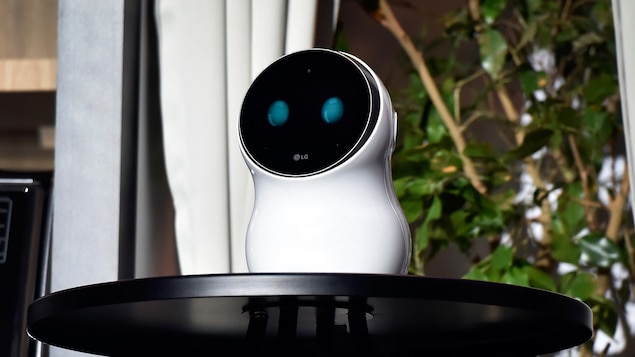 Le robot blanc et de forme arrondie CLOi de la compagnie LG présenté lors du CES 2018 Le robot blanc et de forme arrondie CLOi de la compagnie LG présenté lors du CES 2018