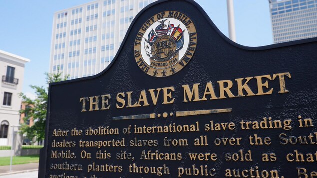 Gros plan d'une plaque indiquant où se trouvait le marché d'esclaves à Mobile.
