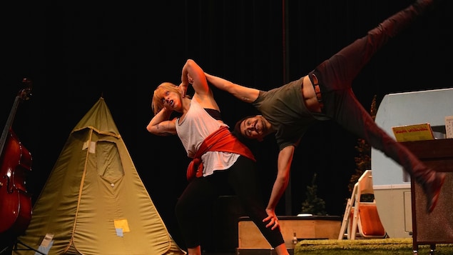 Des artistes font des acrobaties sur une scène.