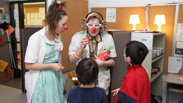 Les clowns thérapeutiques en pleine action avec les enfants autistes de l'école Coeur-Vaillant-Campanile