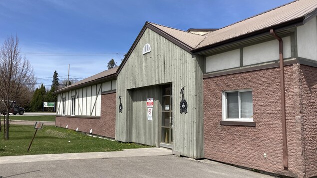 L'extérieur du bâtiment du Club de curling.