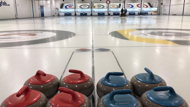Des pierres sur une glace de curling.