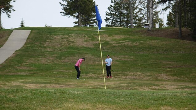 Des golfeurs en action au club de golf Les Saules.