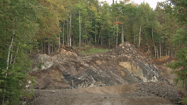 Des travaux de dynamitage ont été effectués au Massif de Charlevoix en vue de l'établissement du futur Club Med. Des travaux de dynamitage ont été effectués au Massif de Charlevoix en vue de l'établissement du futur Club Med.