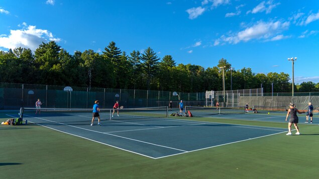 Les ligues non genrées du Club de tennis de Buckingham : une expérience réussie