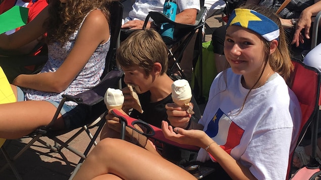 Personnes mangeant de la crème glacée.