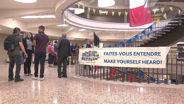 Bannière du Grand parle-ouère dans l'Université de Moncton.