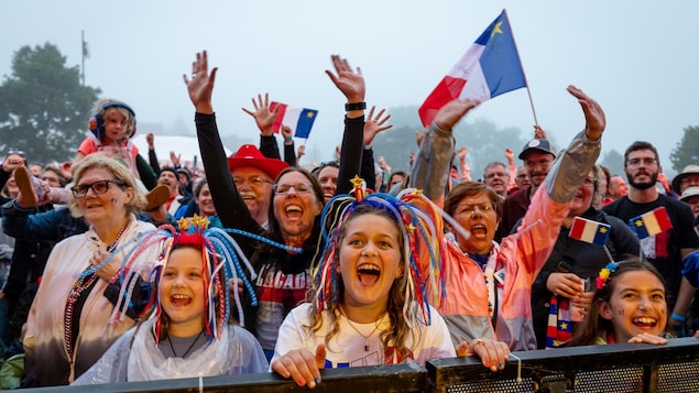 Une foule regardant un spectacle.