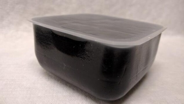 Les briques CanaPux du CN : le bitume est mélangé à du polymère pour créer un produit solide. Les briques CanaPux du CN : le bitume est mélangé à du polymère pour créer un produit solide.