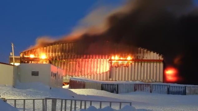 L'épicerie en flammes.