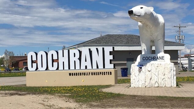 Les lettres géantes et la sculpture de l'ours polaire de Cochrane