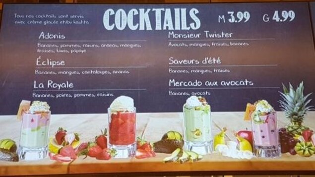 Une affiche montrant des cocktails aux fruits. Une affiche montrant des cocktails aux fruits.