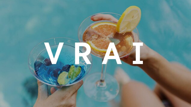 On voit deux mains qui tiennent chacune un cocktail sur le bord d'une piscine. Le mot « VRAI » apparaît sur la photo.