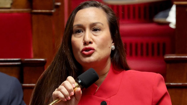Une femme parle dans un micro.