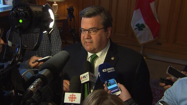 Denis Coderre de retour de vacances rencontre la presse.