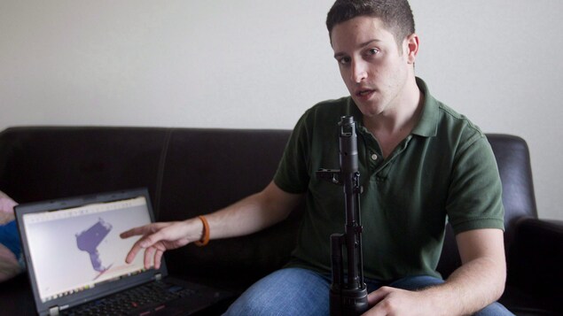Cody Wilson tient son ordinateur Cody Wilson tient son ordinateur