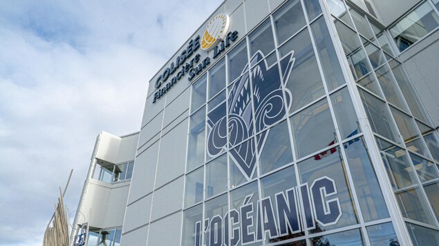 Le logo de l'Océanic est installé dans les fenêtres de l'entrée du Colisée.